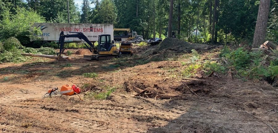 Excavator and dewatering equipment set up for test hole work